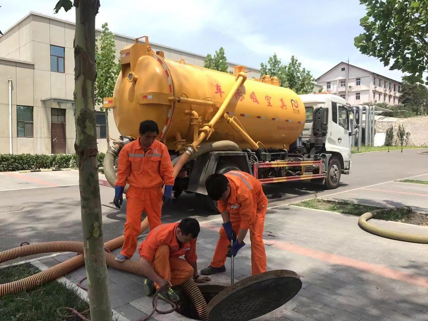 迎泽管道疏通车停在窨井附近