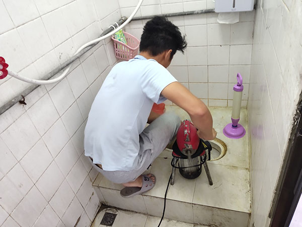 迎泽管道堵塞冒臭气 专业师傅现场解决问题